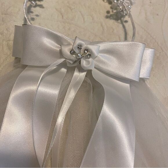 Beautiful White Beaded Tiara Style Bow Short Wedding Veil - Picture 6 of 8